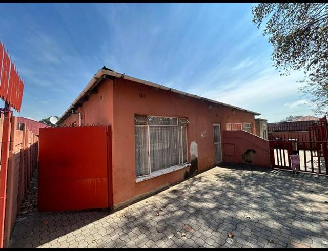 15 BEDROOM HOUSE FOR SALE IN TURF CLUB